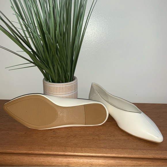 Tahari Women's Cream Loafers NWOT!! - Picture 3 of 6